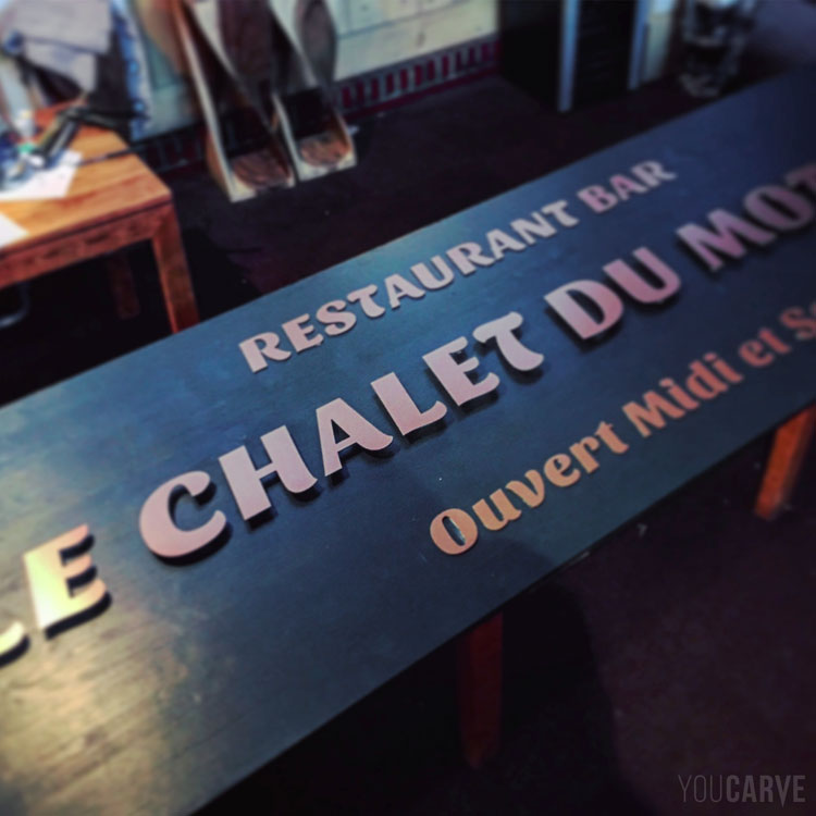 Chalet du Mottet (bar restaurant en altitude) enseigne avec lettres en relief, alu-dibond brossé cuivre.