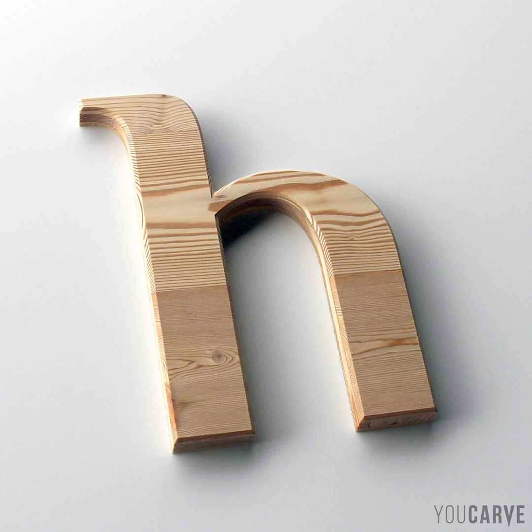 Lettre h découpée en bois (mélèze 3 plis épaisseur 19 mm), pour l’enseigne ou la signalétique.