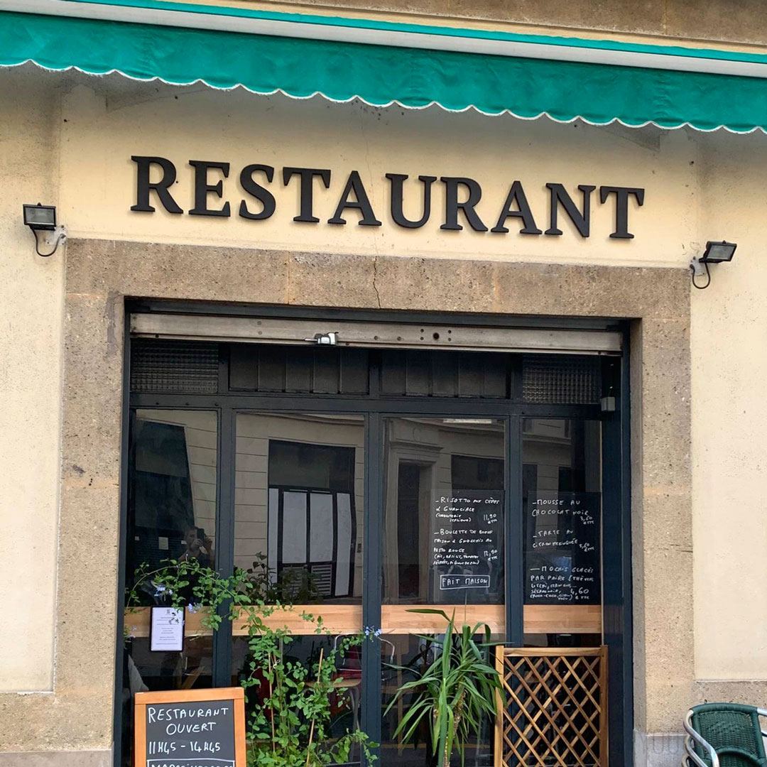 Réalisé par le Bar à manger : enseigne restaurant à Marseille, lettres découpées en PVC expansé noir épaisseur 19 mm, fixation sur entretoises avec gabarit de perçage.