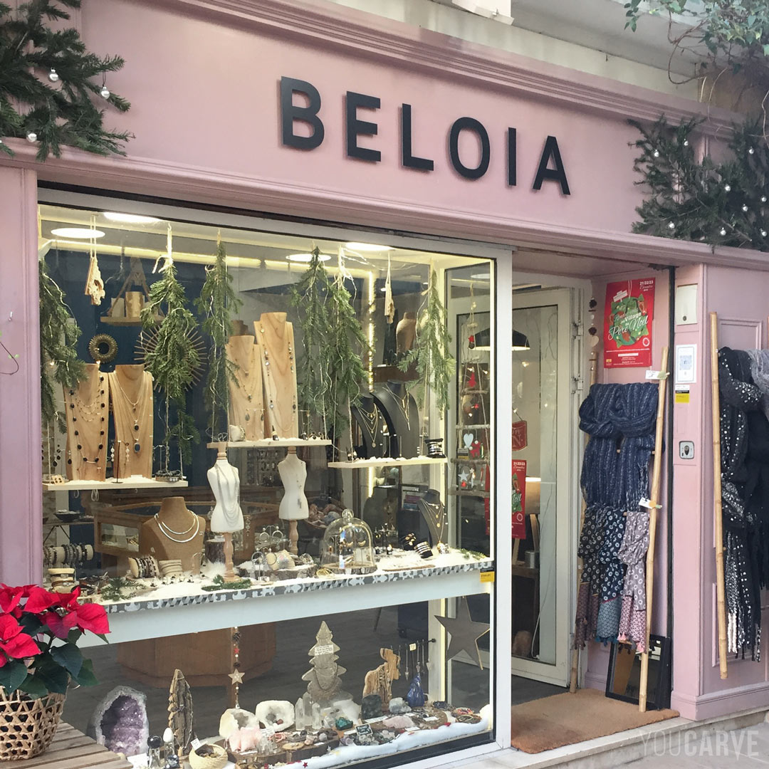 Réalisé par Beloia : enseigne bijouterie à Saint-Rémy-de-Provence, lettres découpées en aluminium-dibond laqué noir mat (épaisseur 3 mm), fixation sur entretoises avec gabarit de perçage.