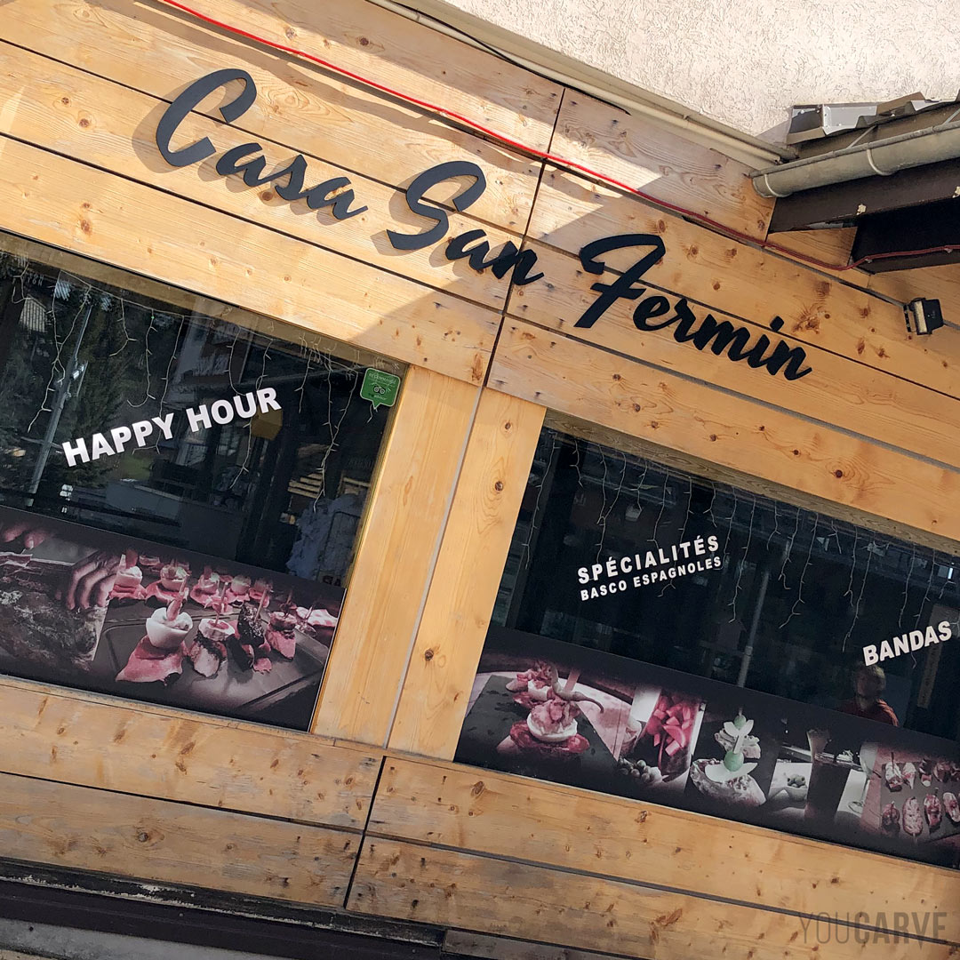 Réalisé par la Casa San Fermin : enseigne bar à tapas aux Deux Alpes, lettres découpées en PVC expansé noir épaisseur 10 mm.