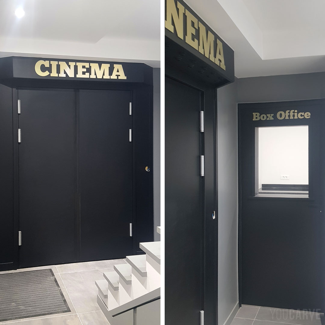 Signalétique intérieure Cinéma et Box-office, lettres découpées en aluminium-dibond brossé doré (épaisseur 3 mm), fixation mousse-double-face avec gabarit de positionnement.