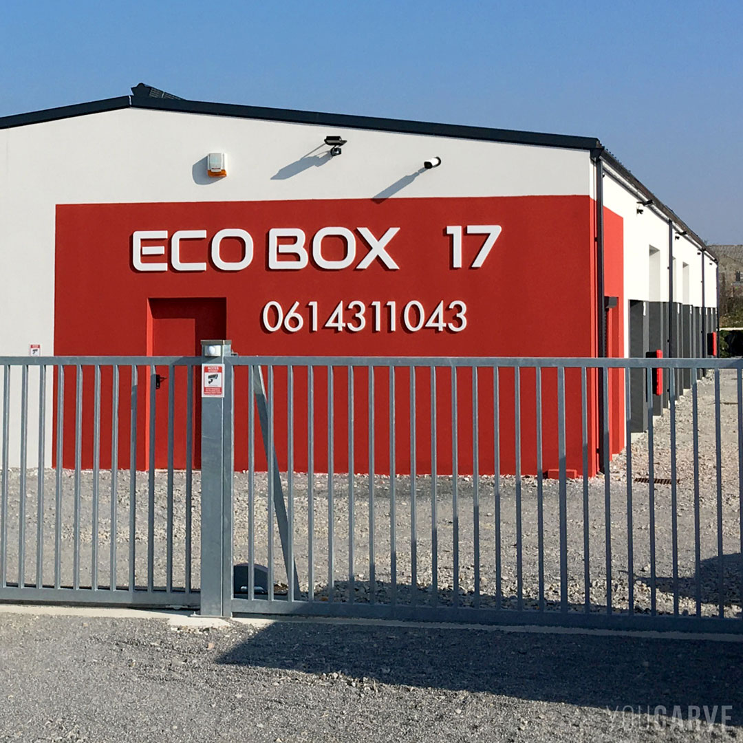 Réalisé par Eco Box 17, enseigne pour la location de box à La Rochelle, lettres découpées en PVC expansé blanc  épaisseur 19 mm.