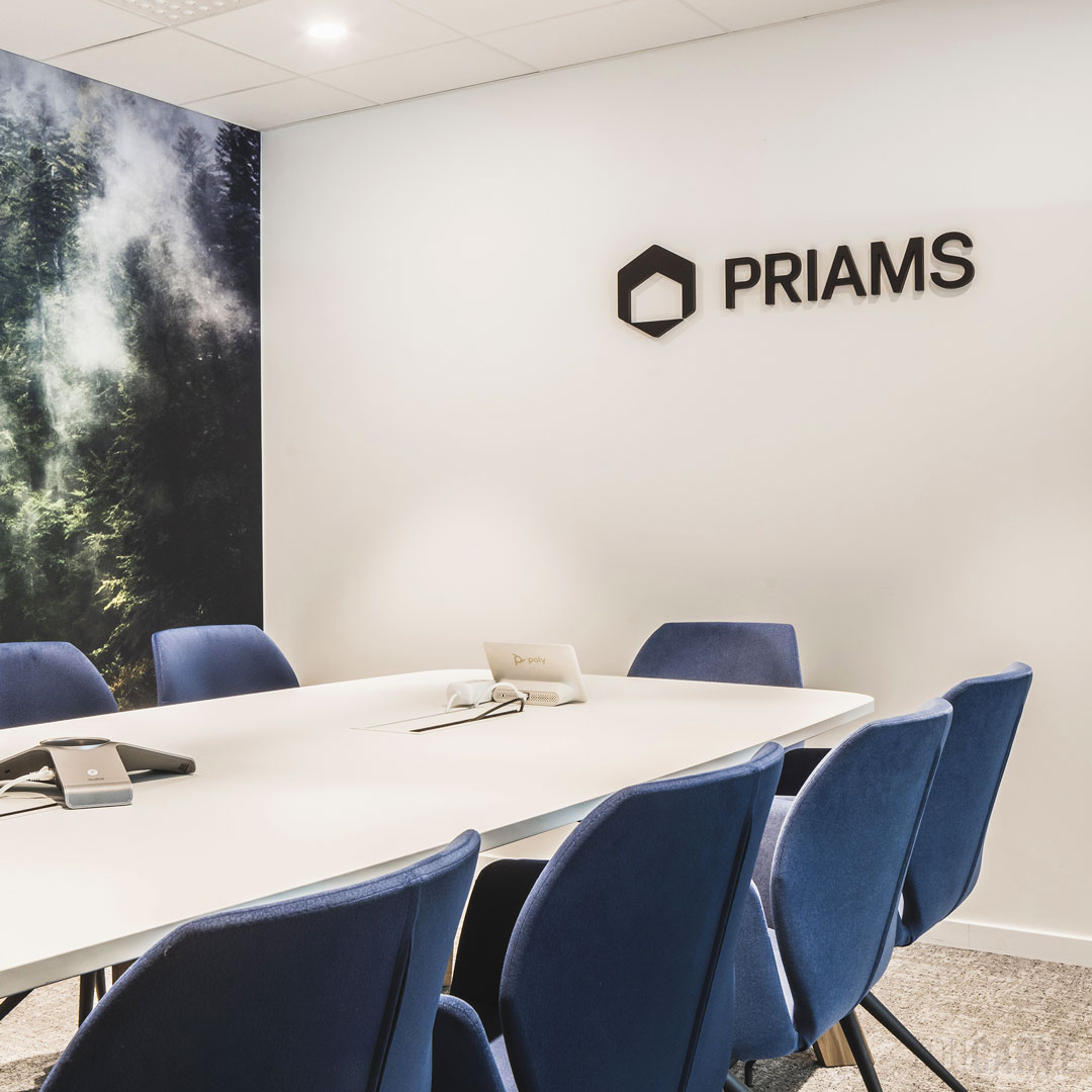 Réalisé par IPP pour Priams (Promoteur Immobilier à Annecy) : logo mural en bois pour la décoration d’une salle de réunion, fixation mousse-double-face. Lasure et mise à la teinte par notre client.