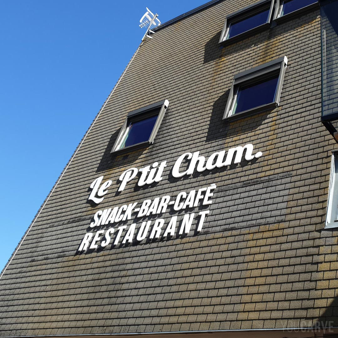 Réalisé par Le P'tit Cham : enseigne bar-restaurant au Mont-Dore, lettres découpées en PVC expansé blanc épaisseur 19 mm, fixation sur entretoises avec gabarit de perçage.