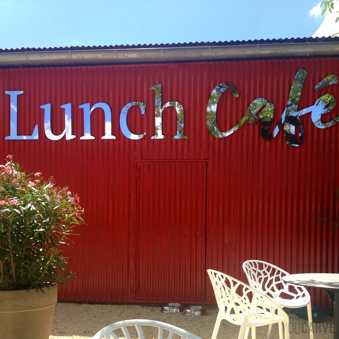 Réalisé par Lunch Café : enseigne restaurant-snack à Montignac, lettres découpées en aluminium-dibond miroir (épaisseur 3 mm), fixation sur entretoises avec gabarit de perçage.