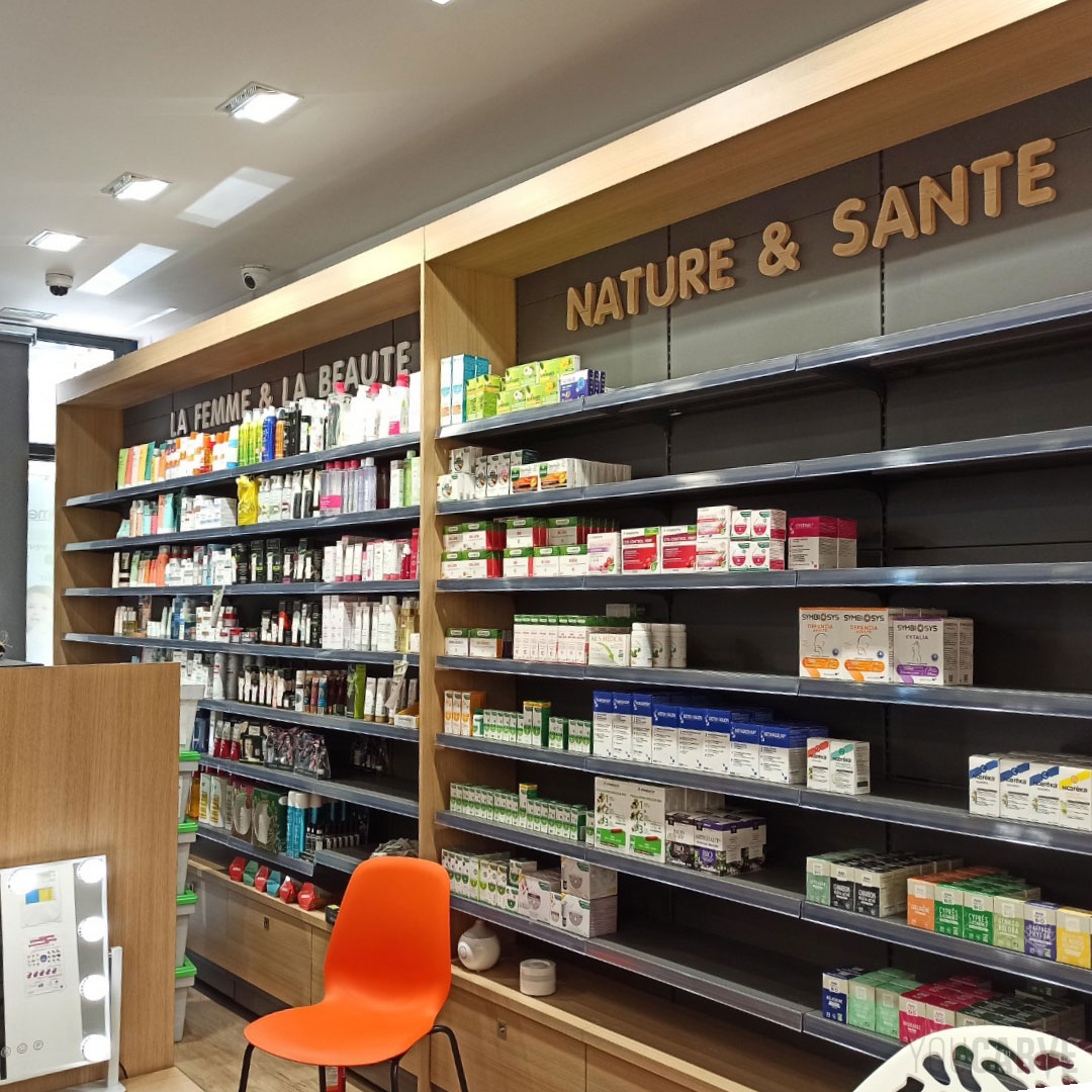 Réalisé par la pharmacie du Capitou, signalétique intérieure avec lettrages et pictogrammes en bois et en PVC.