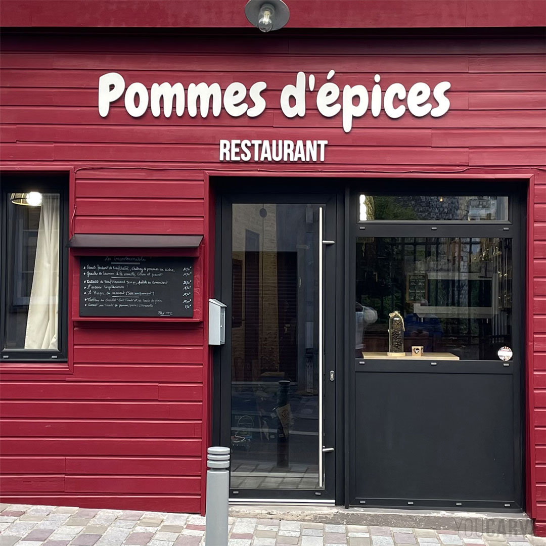 Réalisé par Pommes d'épices : enseigne de restaurant à Rouen, lettres découpées en PVC expansé blanc épaisseur 10 mm, fixation sur entretoises avec gabarit de perçage.