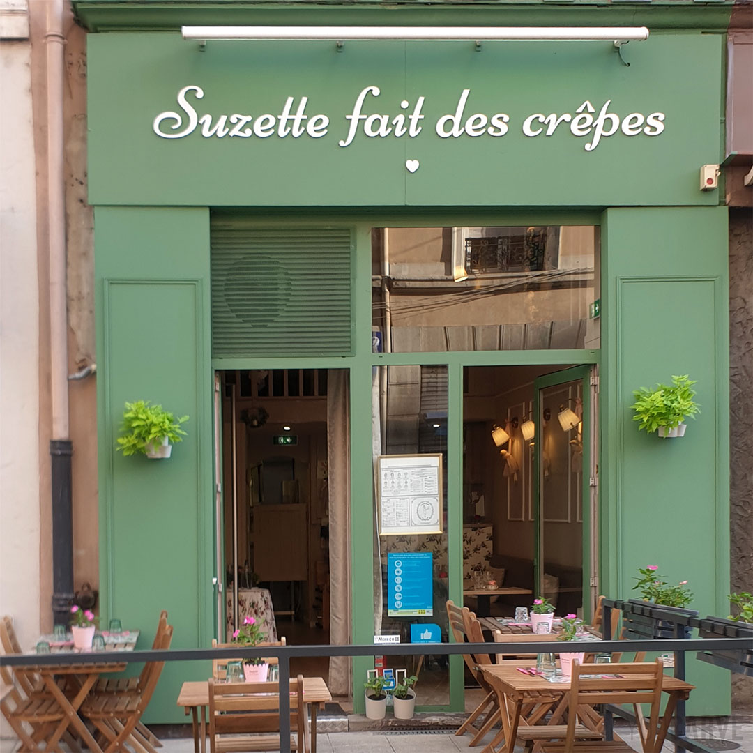 Réalisé par Suzette fait des crêpes : enseigne crêperie/restaurant à Grenoble, lettres découpées en PVC expansé blanc épaisseur 10 mm.