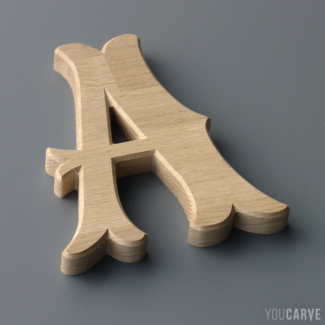 Lettre A découpée en bois (chêne lamellé-collé épaisseur 19 mm), pour l’enseigne, la signalétique et la décoration.