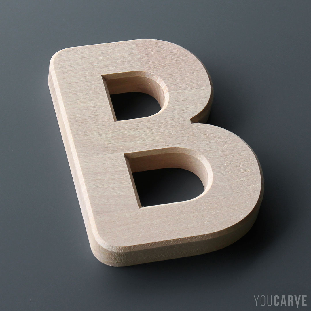 Lettre B découpée en bois (hêtre lamellé-collé épaisseur 19 mm), pour l’enseigne, la signalétique et la décoration.
