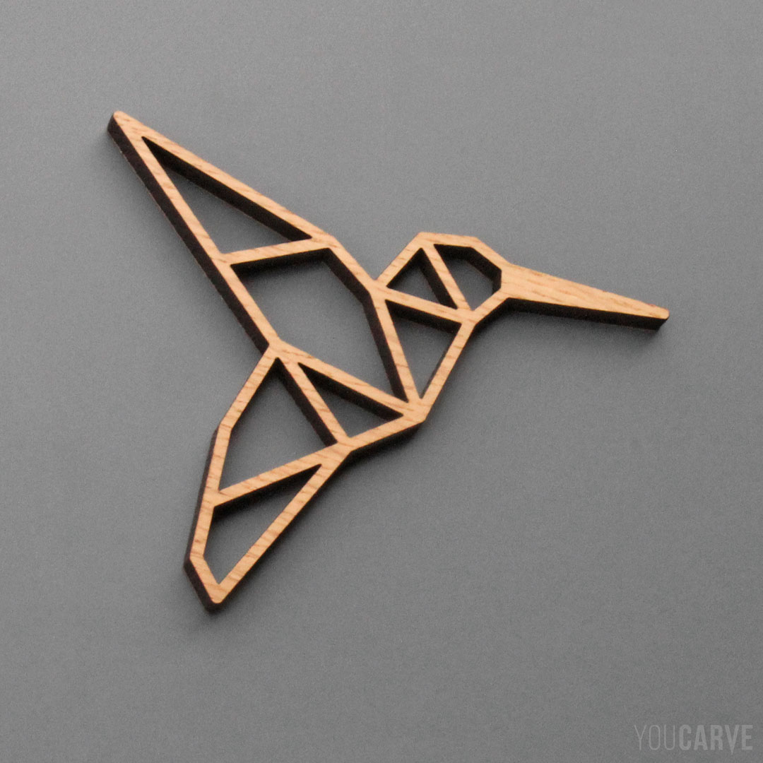 Pictogramme de colibri (style origami) en bois, découpe laser en chêne massif épaisseur 5 mm, pour la décoration.