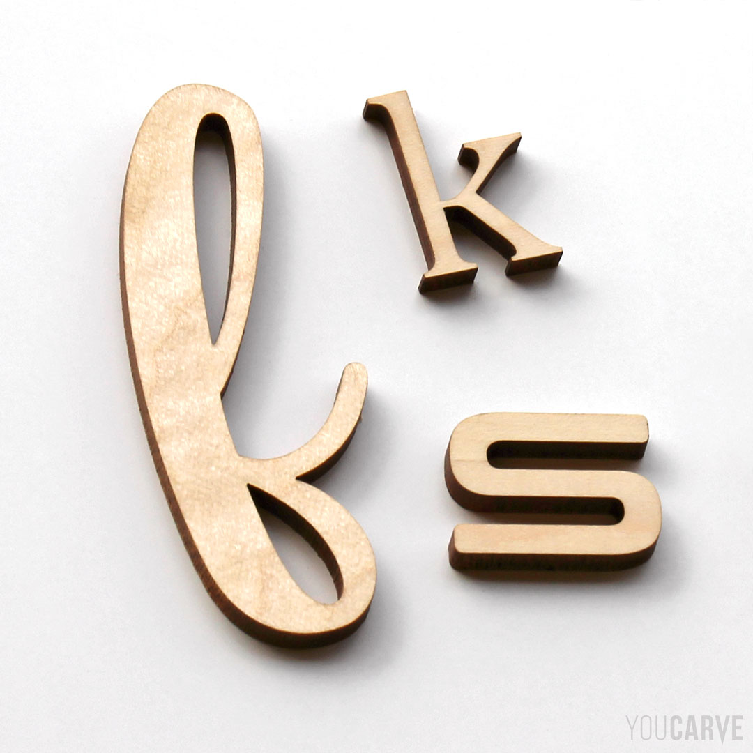 Diverses lettres en bois, découpe laser en érable massif épaisseur 5 mm, pour la signalétique et la décoration.