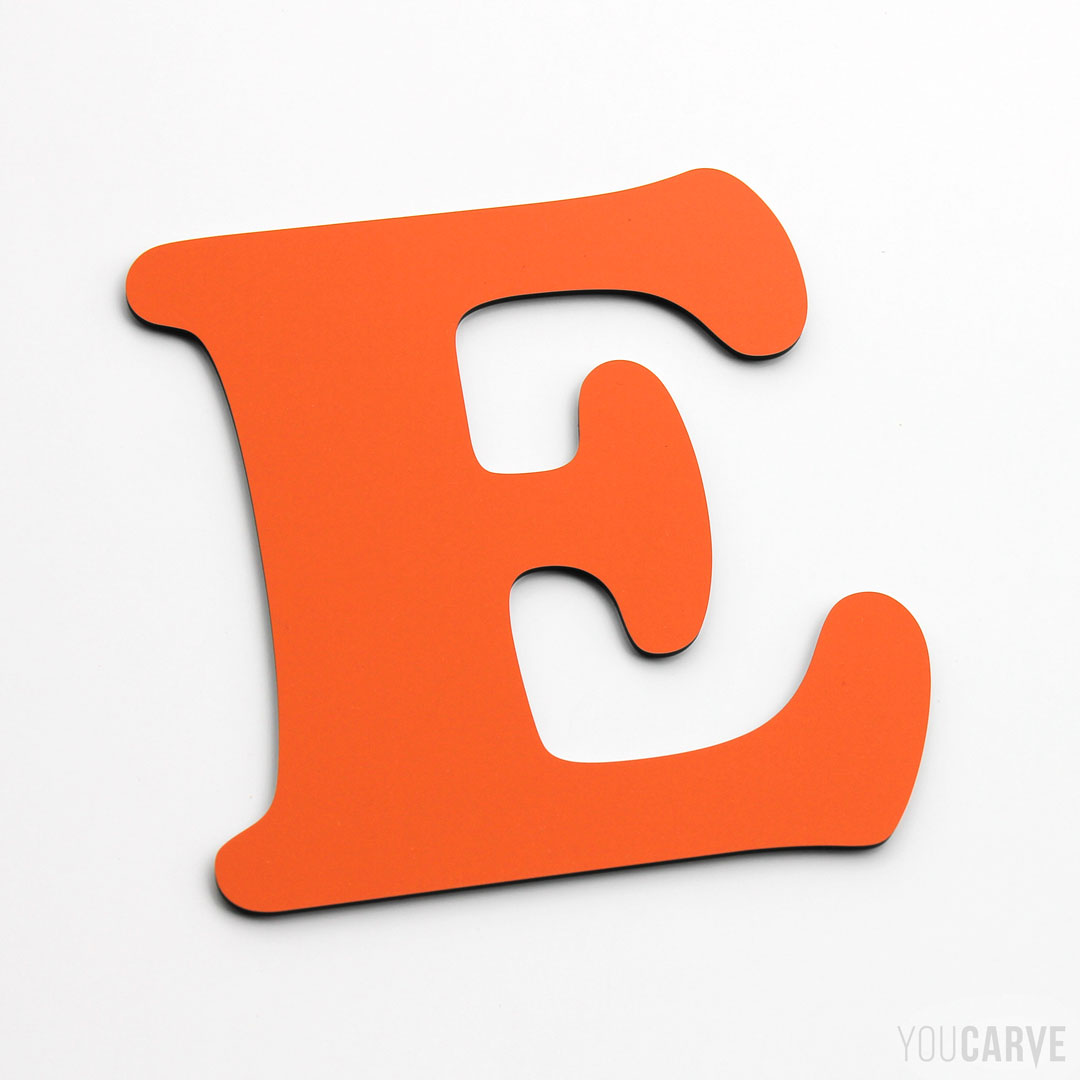 Lettre E découpée en aluminium-dibond laqué orange RAL 2004 mat (épaisseur 3 mm), pour l’enseigne et la signalétique.