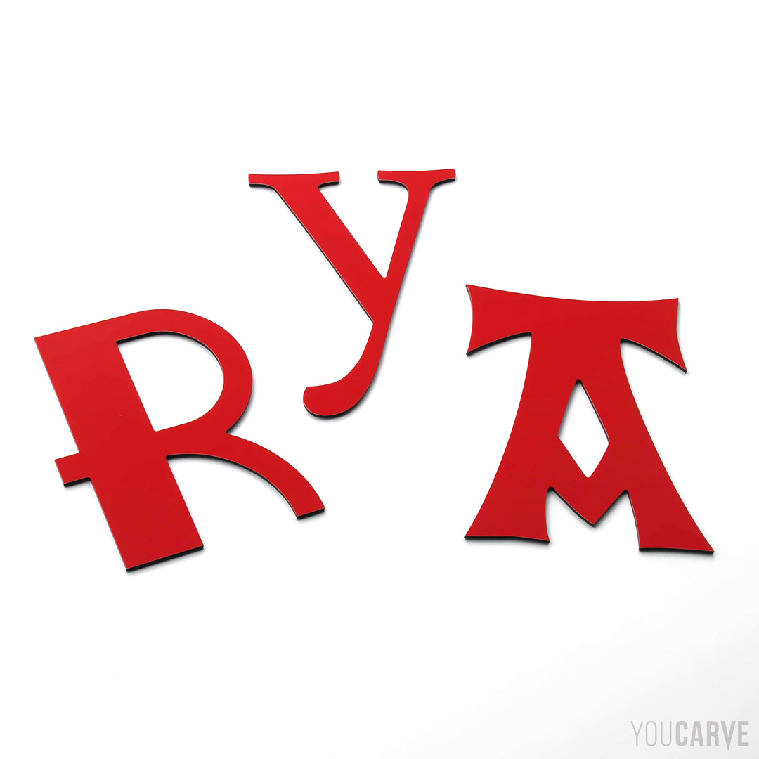 Diverses lettres découpées en aluminium-dibond laqué rouge RAL 3020 mat (épaisseur 3 mm), pour l’enseigne et la signalétique.