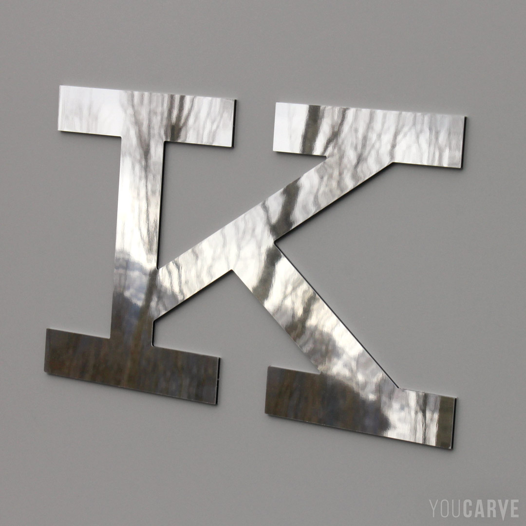 Lettre ‘K’ en alu-dibond miroir ép. 3 mm, pour l’enseigne ou la signalétique.
