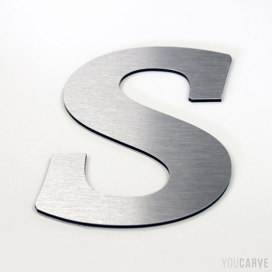 Lettre S découpée en dibond aluminium brossé (épaisseur 3 mm), pour l’enseigne et la signalétique.