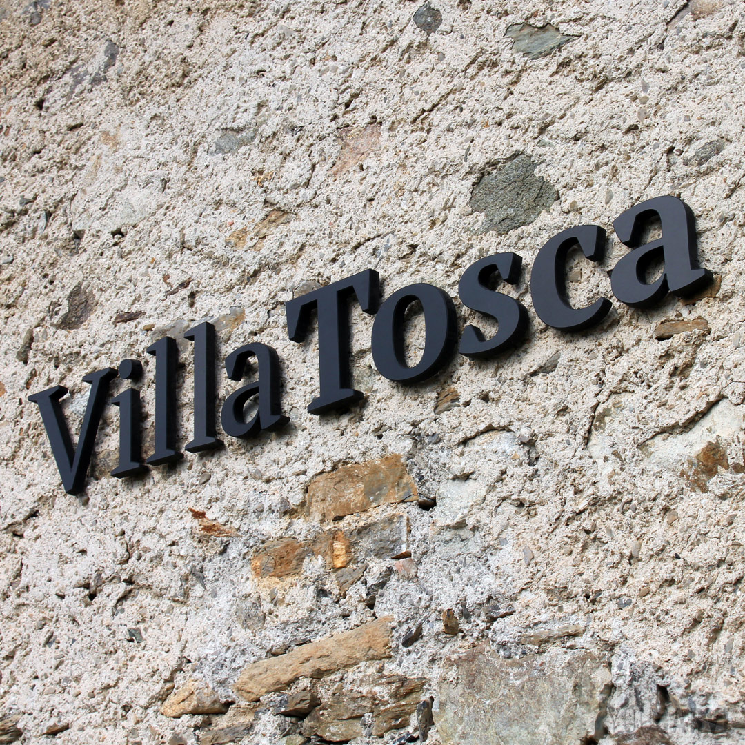 Réalisé par la Villa Tosca : signalétique extérieure résidence, lettres découpées en PVC expansé noir épaisseur 19 mm, fixation sur entretoises avec gabarit de perçage.