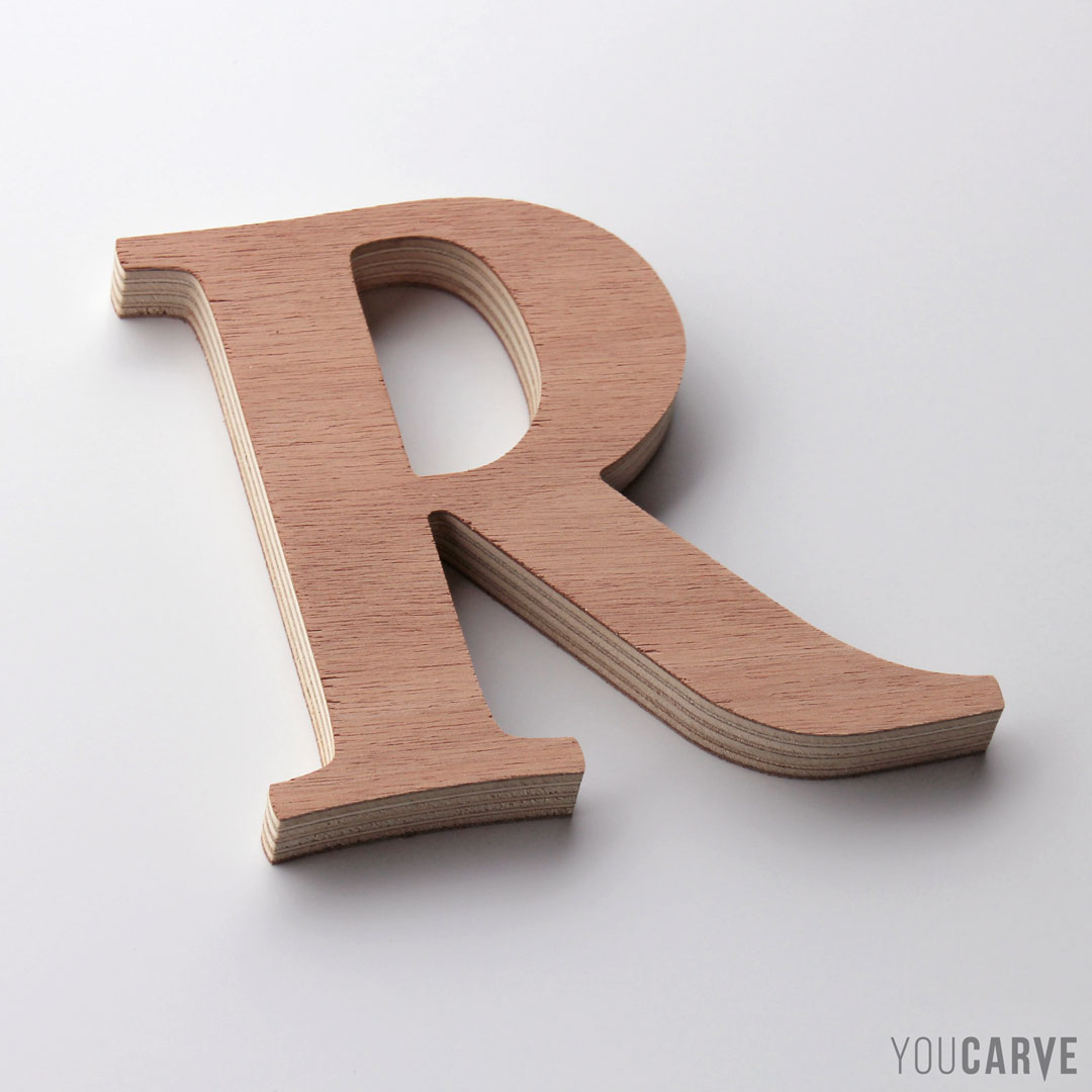 Lettre ‘R’ découpée en bois (okoumé)