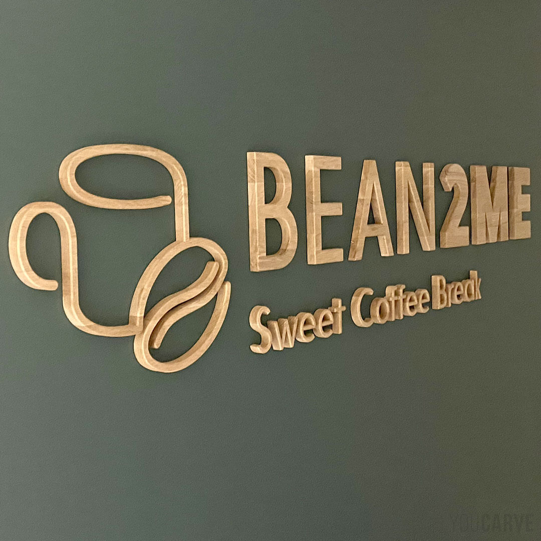 Logo mural Bean2Me, découpe sur-mesure en bois (chêne)