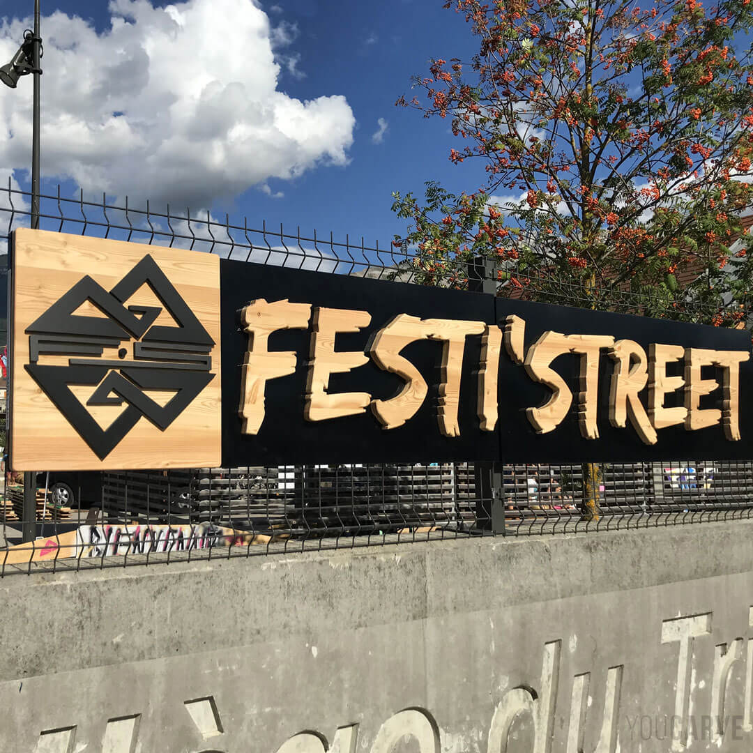 Enseigne et logo Festi'Street, lettres découpées en bois (mélèze)