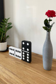 Dominos géant en PVC expansé noir et blanc. Objet de décoration pour l'intérieur et l'extérieur. Découpé par fraisage numérique et assemblé à la main en Isère.