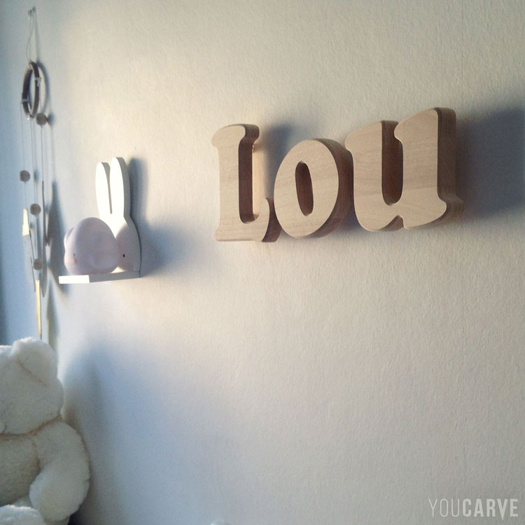 Prénom chambre enfant/bébé (Lou), lettres en bois (hêtre ép. 19 mm) avec chanfreins, fixation entretoises sur mur.