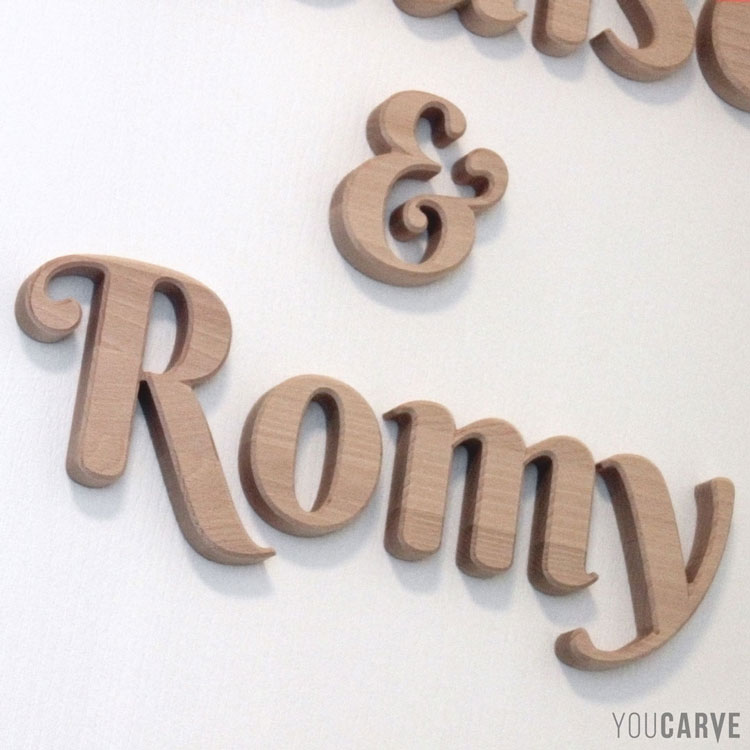 Prénoms enfants (Louise & Romy), lettres découpées en bois (hêtre ép. 19 mm) avec chanfreins, fixation double-face sur porte de chambre.