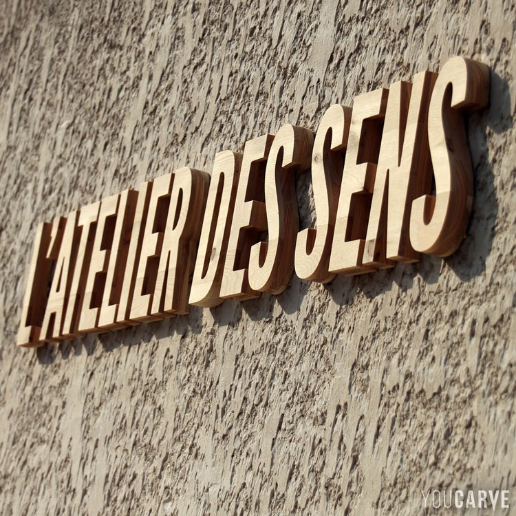 Enseigne extérieure, lettres relief en bois (mélèze 3 plis).