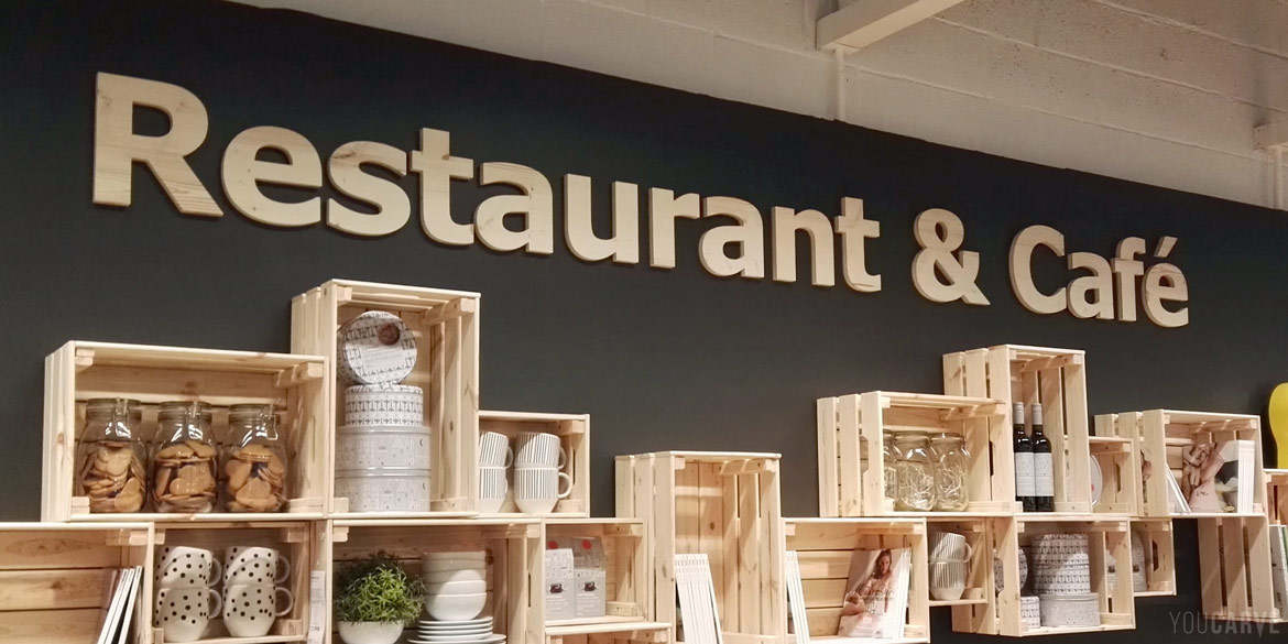 Signalétique murale intérieure, lettres "Restaurant & Café" en bois (épicéa ép. 19mm), IKEA à Hénin-Beaumont.