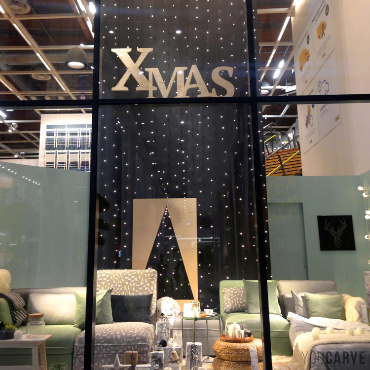 Décoration de vitrine pour Noël, lettres XMAS découpées en bois (épicéa ép. 27 mm), installation suspendue,