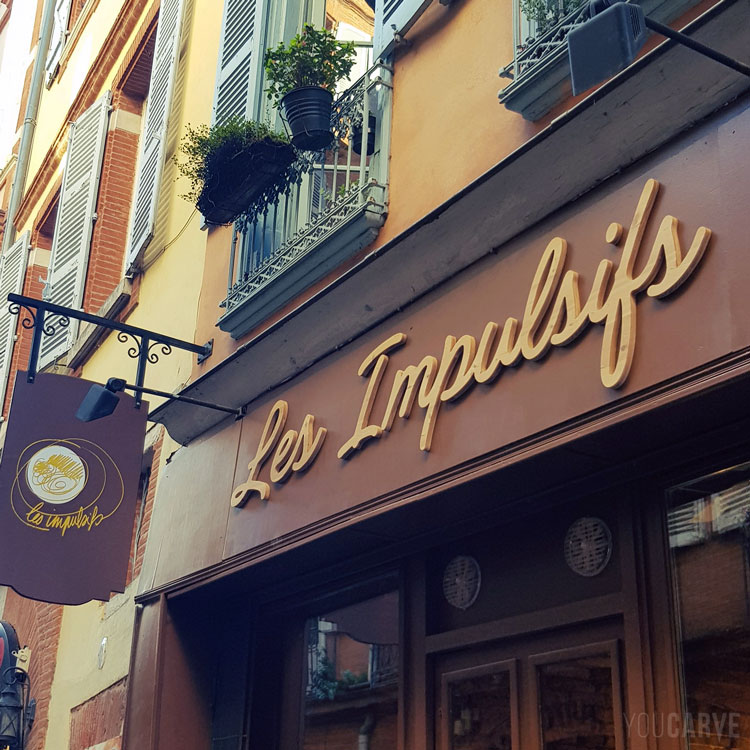 Enseigne de restaurant réalisée avec découpe de lettres en bois en relief.