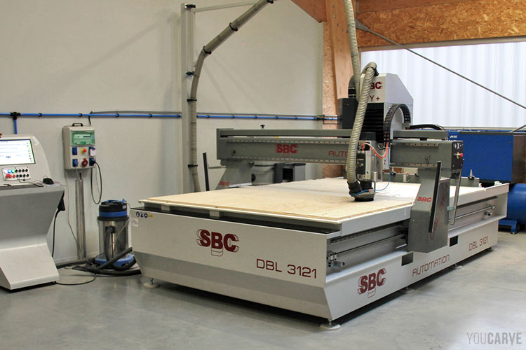 Notre machine de production pour la découpe par fraisage de nos lettres et formes en bois, PVC, alu-dibond.