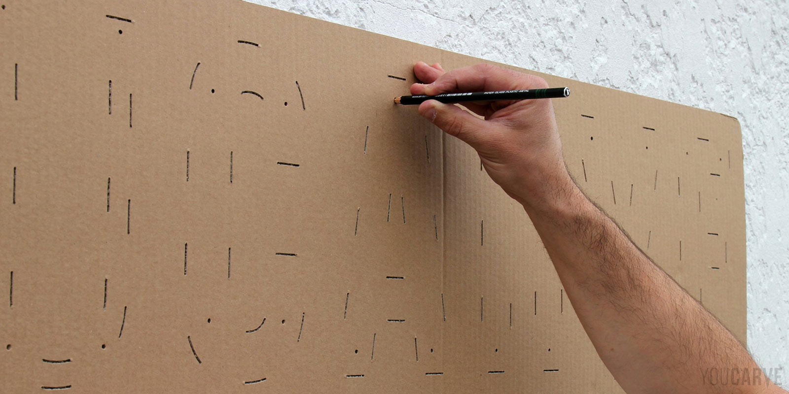 Installation enseigne - Etape 1b - Report des positions des fixations Pointage des positions perçage avec un crayon à l'aide du gabarit carton