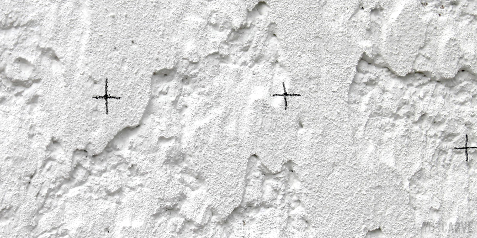 Installation enseigne - Etape 1c - Repères de perçages Vue rapprochée sur les repères/marques de perçage au mur