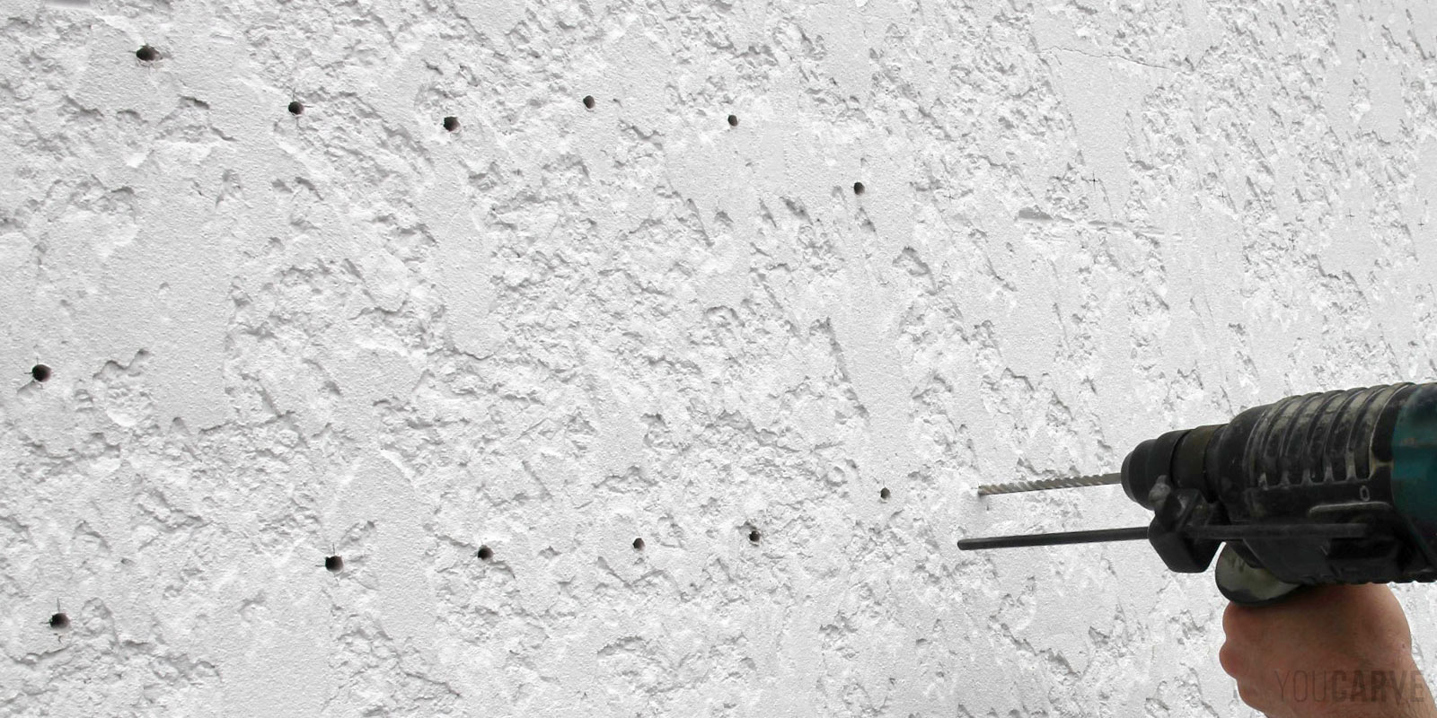 Installation enseigne - Etape 2a - Perçage du mur Perçage des points de fixations au mur avec un perforateur