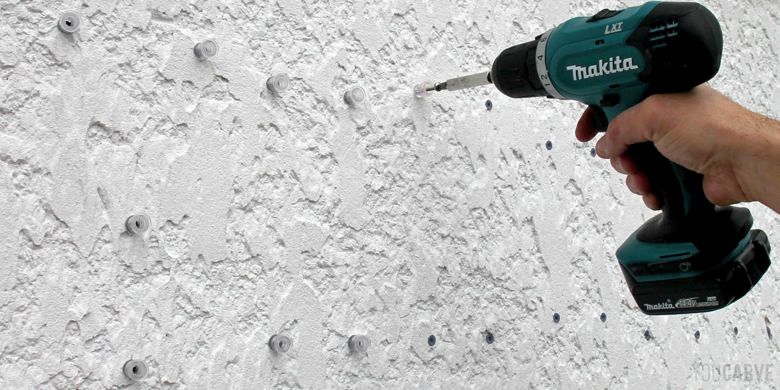 Installation enseigne - Etape 3a - Vissage des douilles Vissage des douilles de fixation au mur