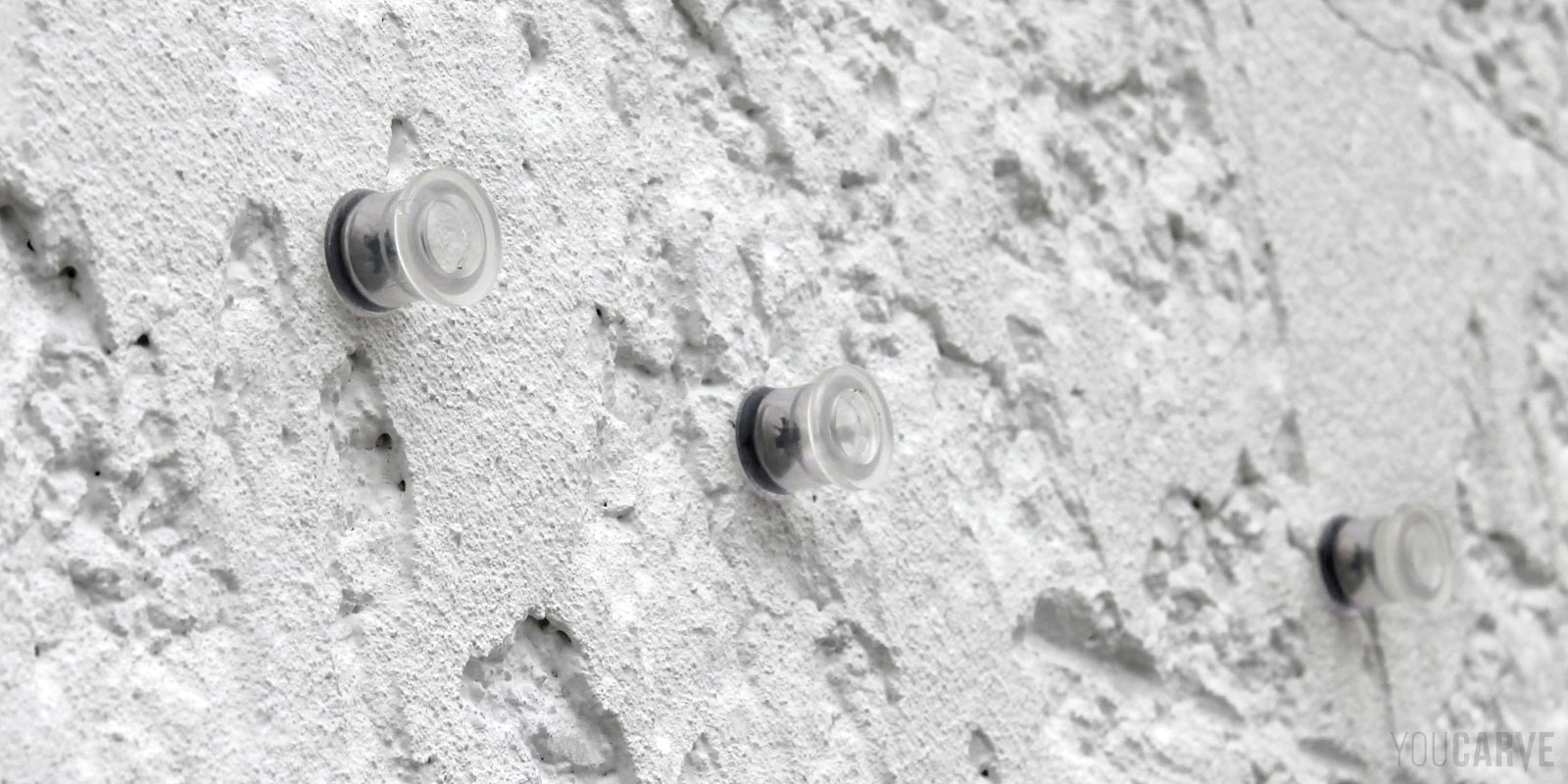 Installation enseigne - Etape 3b - Douilles vissées Zoom sur douilles de fixation