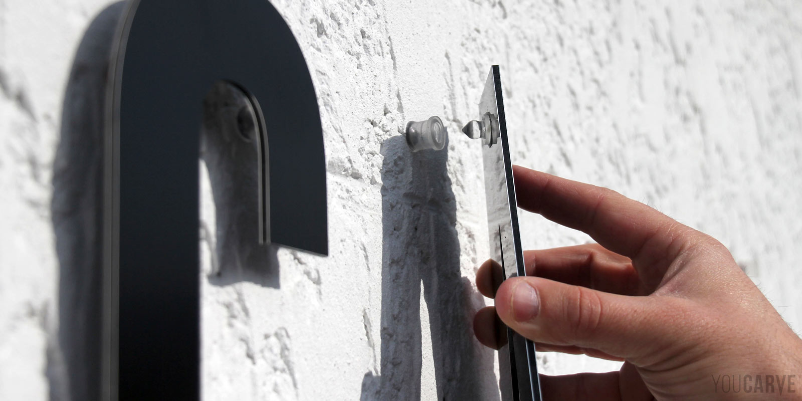 Installation enseigne - Etape 4a - Clipsage des lettres Zoom sur le clipsage d'une lettre, vue rapprochée sur le tenon (partie mâle) qui s'insère dans la douille (partie femelle)