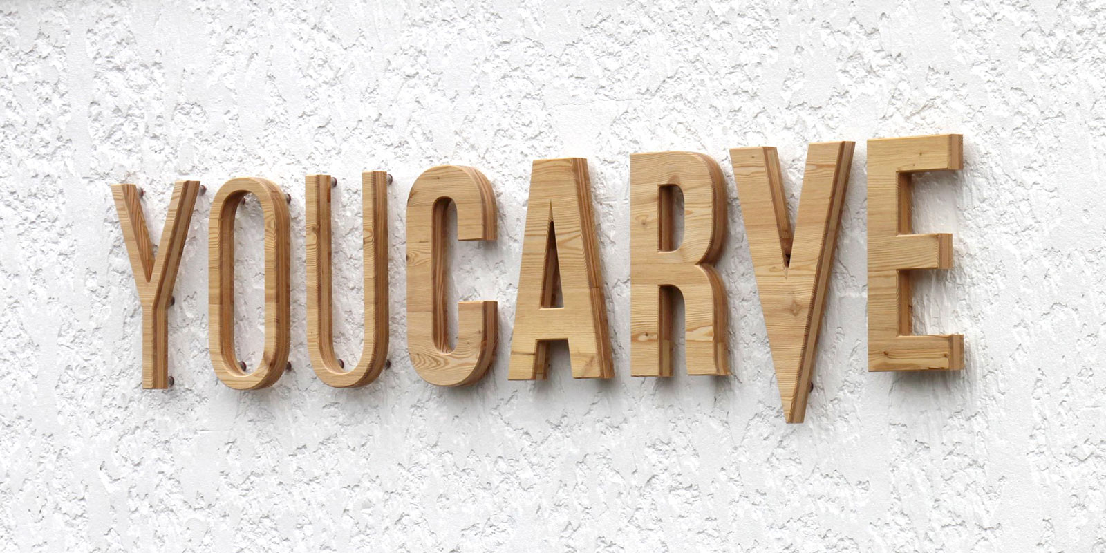 Installation enseigne - Etape 5 - Résultat final enseigne lettres en bois fixées sur entretoises clipsables Enseigne YOUCARVE réalisée en lettres en bois (mélèze) fixées sur entretoises clipsables (douilles d'écartement)