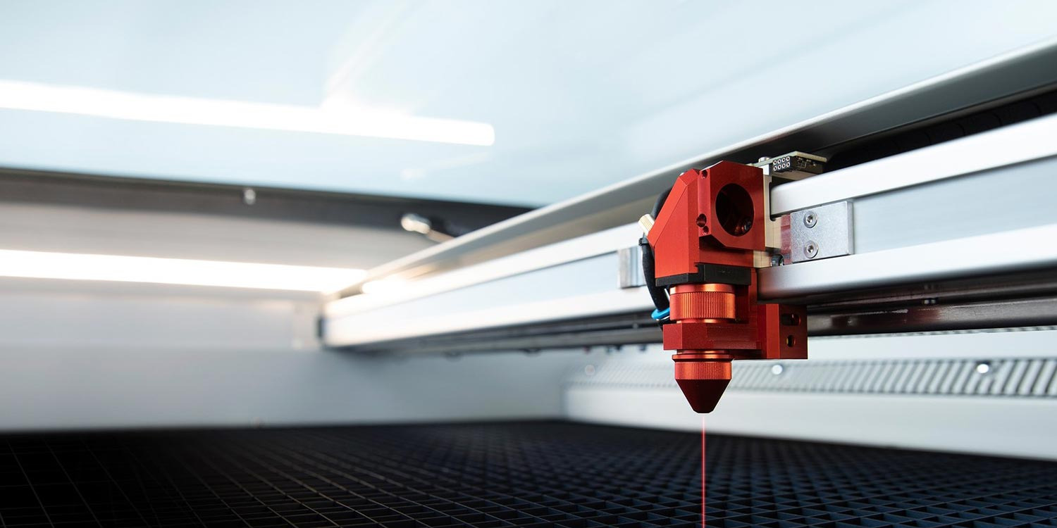 Vue cadrée sur la tête laser d'une machine Trotec