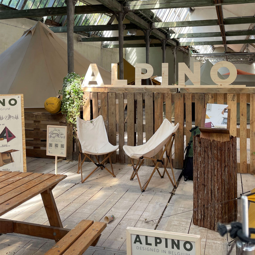 Réalisé par Autentic (Belgique) : logo en relief pour les tentes Alpino, installation sur salon, lettres découpées en bois (épicéa épaisseur 27 mm).