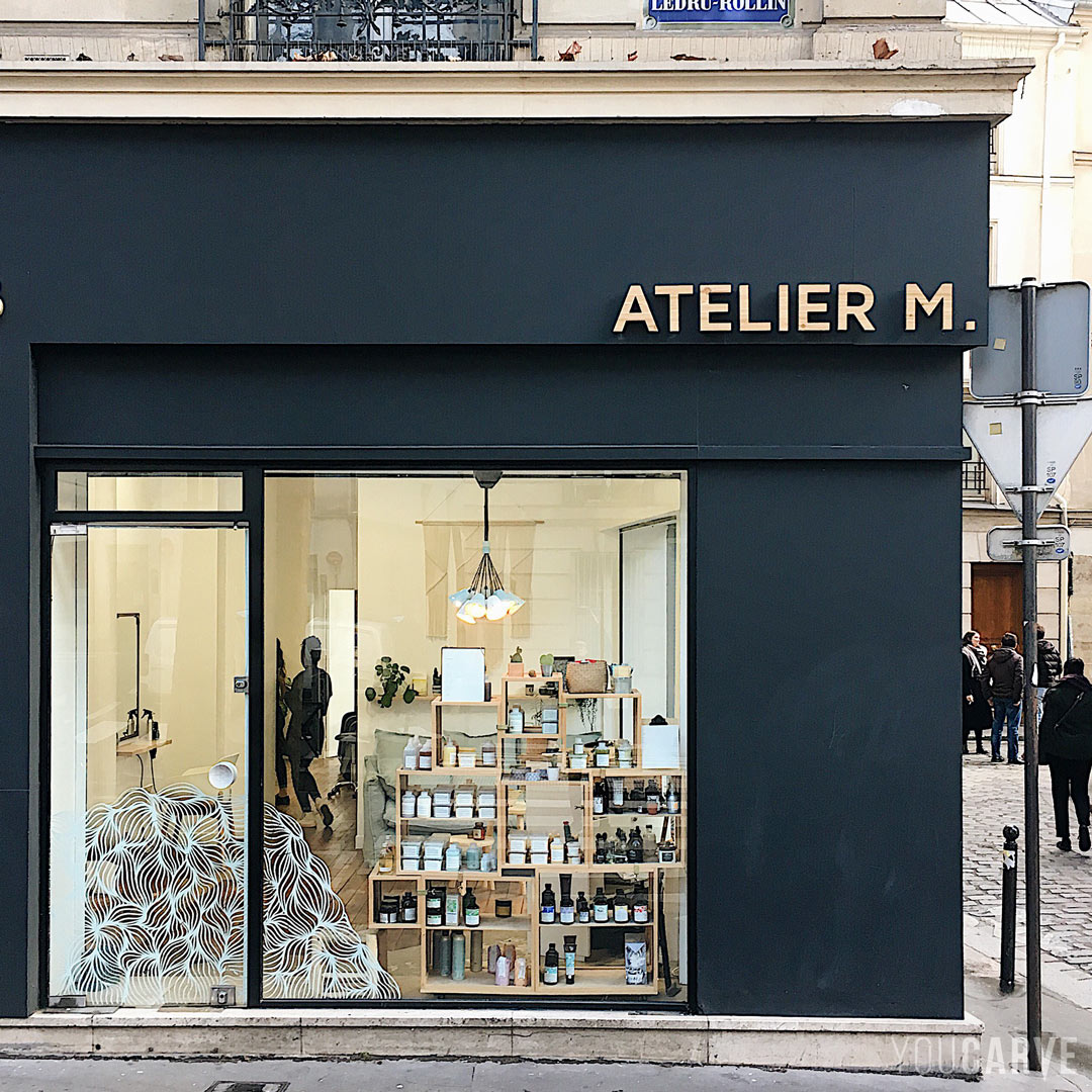 Réalisé par Atelier M : enseigne de salon de coiffure à Paris, lettres découpées en bois (mélèze épaisseur 26 mm), fixation sur entretoises avec gabarit de perçage.
