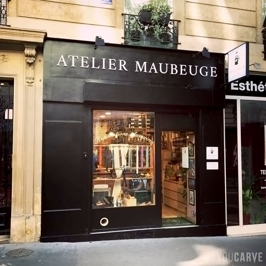 Réalisé par l’Atelier Maubeuge : enseigne cordonnier à Paris, lettres découpées en PVC expansé blanc épaisseur 10 mm, fixation sur entretoises avec gabarit de perçage.