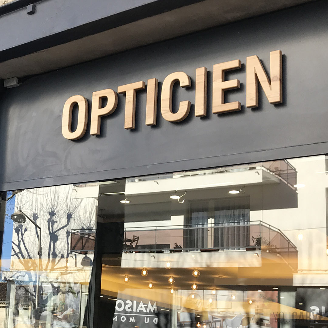 Réalisé par Benocle à Saintes: enseigne opticien, lettres découpées en bois (mélèze épaisseur 26 mm), fixation sur entretoises avec gabarit de perçage