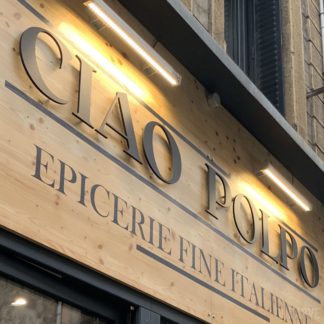 Réalisé par HZ Paintings pour Ciao Polpo : enseigne/ épicerie fine italienne à Saint-Étienne, lettres en relief découpées en PVC expansé noir épaisseur 10 mm, sur entretoises avec gabarit de perçage.