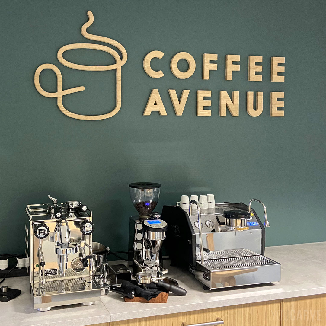 Réalisé par Comet Pub (agence de marketing et publicité) pour Coffee Avenue (vente de machines à café) : logo mural en bois, découpe sur-mesure en chêne ép. 19 mm avec finition chanfreinée.