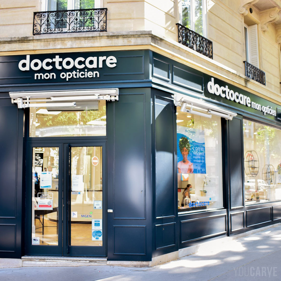 Réalisé par Doctocare : enseignes et signalétique des établissements de services de santé, lettres fabriquées sur-mesure en PVC expansé blanc.