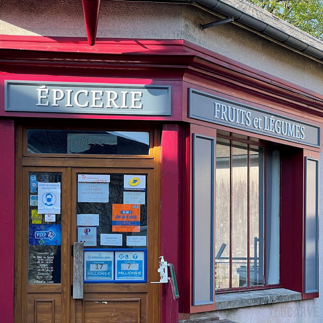 Enseigne d’une épicerie tabac presse à Dun, lettres découpées en PVC expansé blanc épaisseur 10 mm, fixation mousse-double-face avec gabarit de positionnement.