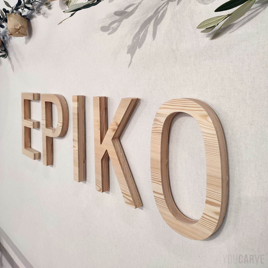 Réalisé par Epiko, enseigne de magasin de vêtements à Vaison-la-Romaine : logo mural en bois, découpe sur-mesure en mélèze 3 plis épaisseur 19 mm.